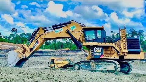 CATERPILLAR 6020B  excavator loading over burden to truck HD komatsu
