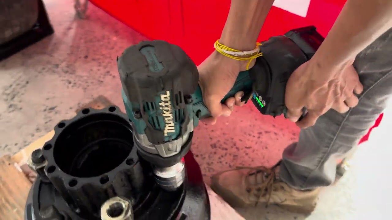 Testing TW001G with Socket Size 41mm Makita Cordless Impact Wrench Nut-Busting Torque :2,050 N·m