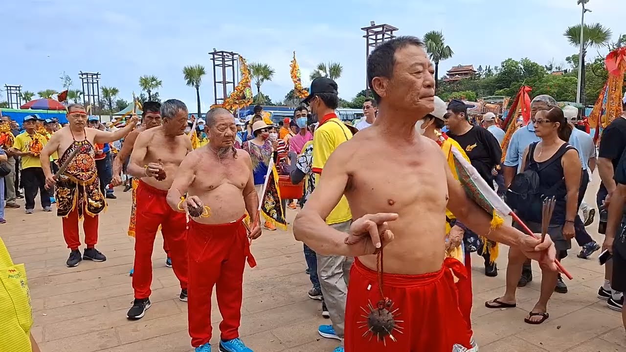 眾多老乩童參禮~南鯤鯓代天府進香團 - YouTube