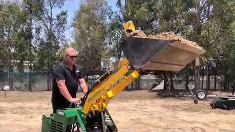 Self Leveling Feature with a 4in1 Bucket - Kanga Loaders