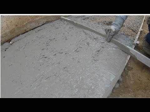 Vídeo: Como você passa um cano sob uma calçada de concreto?