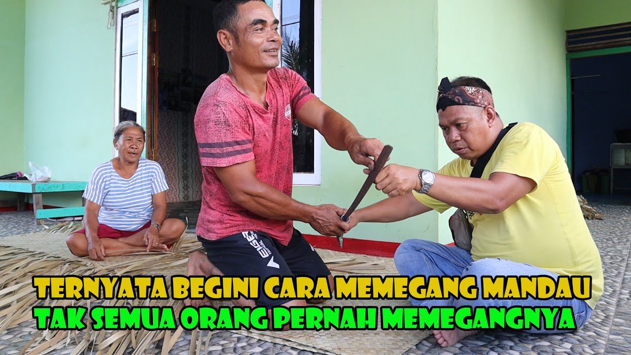 Ternyata Tak Semua Orang Kalimantan Pernah Memegang Mandau. Saya Dapat Kehormatan Untuk Memegangnya.