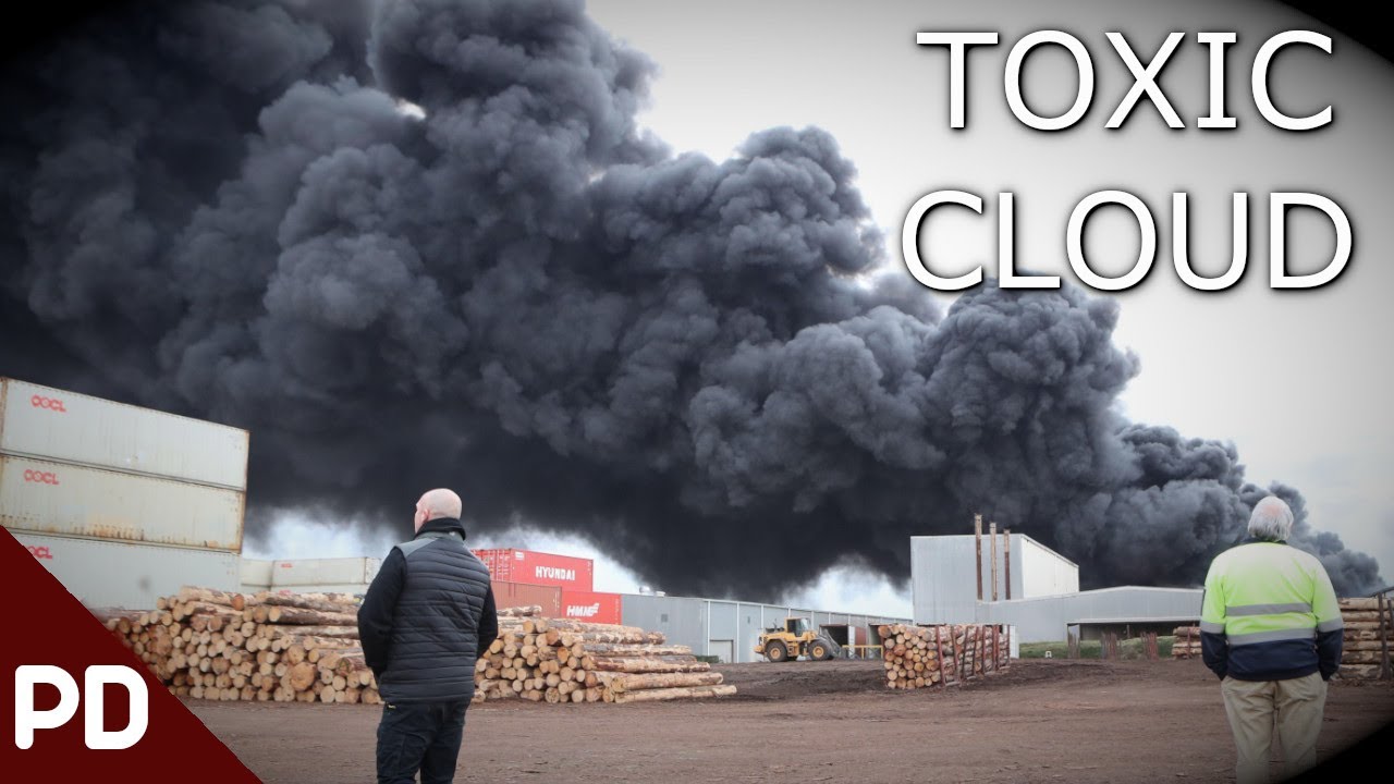 Криминальная свалка: взрыв и пожар химических веществ на складе в Вест-Футскрей.