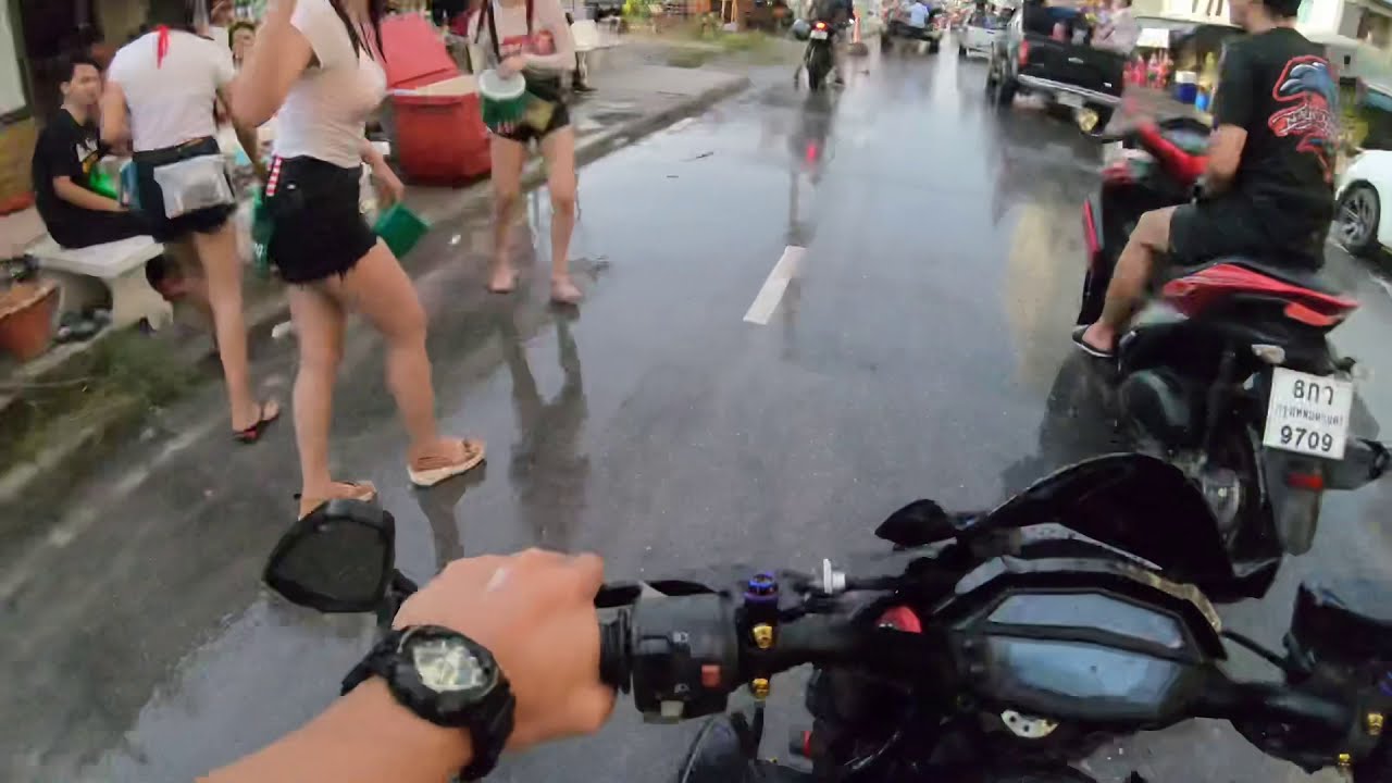 สาวเล่นน้ําสงกรานต์ New หนีแฟนไปเล่นน้ำให้สาวปะแป้ง #Z1000
