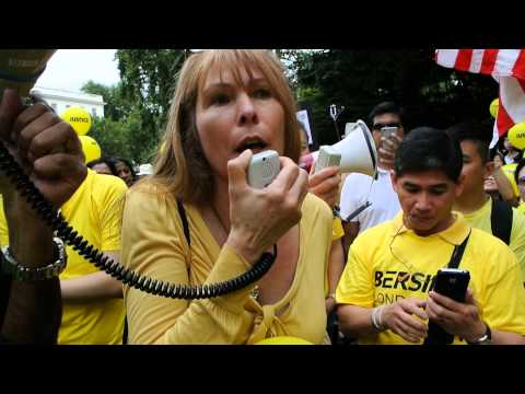 Sarawak Report editor Clare Rewcastle-Brown addressing the crowd.