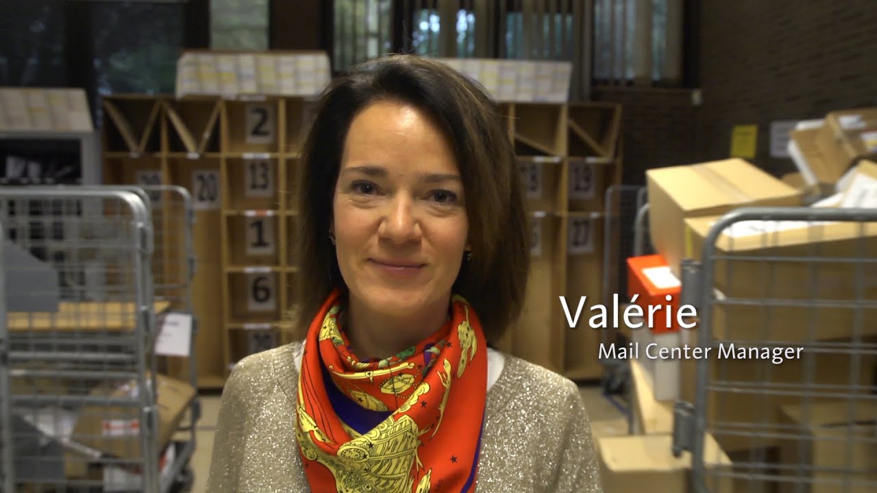 Collaborateur Commercial Dans Un Bureau De Poste Travailler Pour Bpost