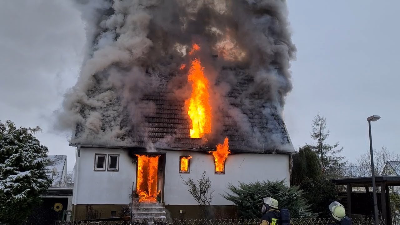 [FEUER in Korb] - WOHNHAUS in VOLLBRAND - FEUERWEHR im KAMPF gegen die FLAMMEN - [E]