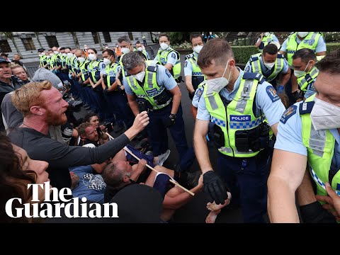 Anti-vaccine protesters clash with police outside New Zealand parliament