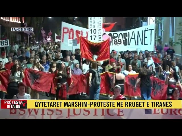 Qytetarët marshojnë me pankarta në duar dhe nën ritmin e thirrjeve të njëpasnjëshme