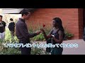 【ほっこり】みんな笑顔、街行く女性にバレンタインにバラの花のプレゼント