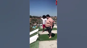 اجمل واحد سمين يسبح اتحداك ماتغتر 