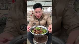 赶大集，在猪肉摊大叔这做一份九转大肠，再喝杯人参酒。#山东大集美食 #农村大集人间烟火气