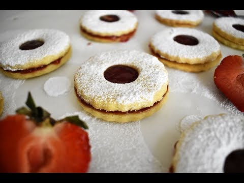 french-sable-cookies-with-strawberry-jam-(sablés-à-la-confiture)-recipe