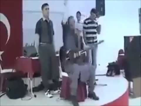 Bağlama Çalarken Kendinden Geçen adam :D