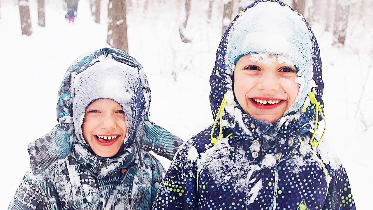 Снежком катание. Дети играют в снежки.