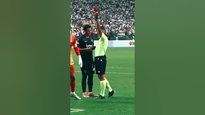 Árbitro se confunde de tarjeta🤣🤣🤣
