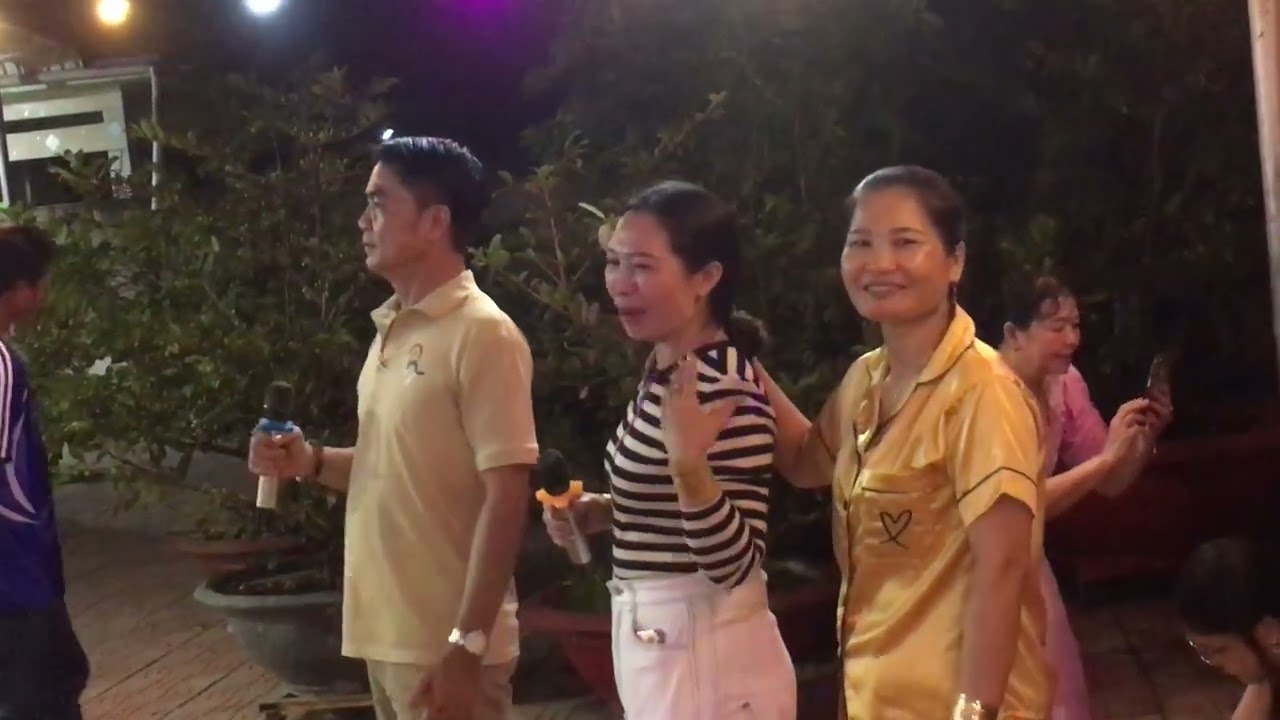 Ăn Tết Tây ở cầu ba ri 