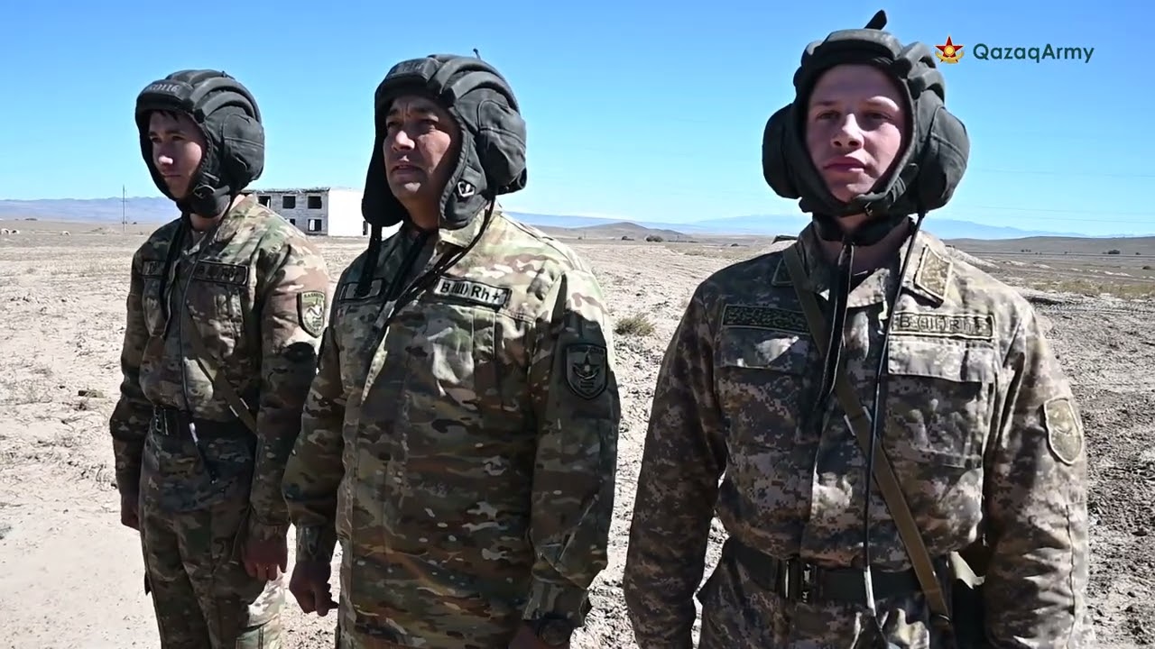 Әскери қызметшілер БМП-2 жаяу ұрыс машинасынан оқу атыс жаттығуын орындады 