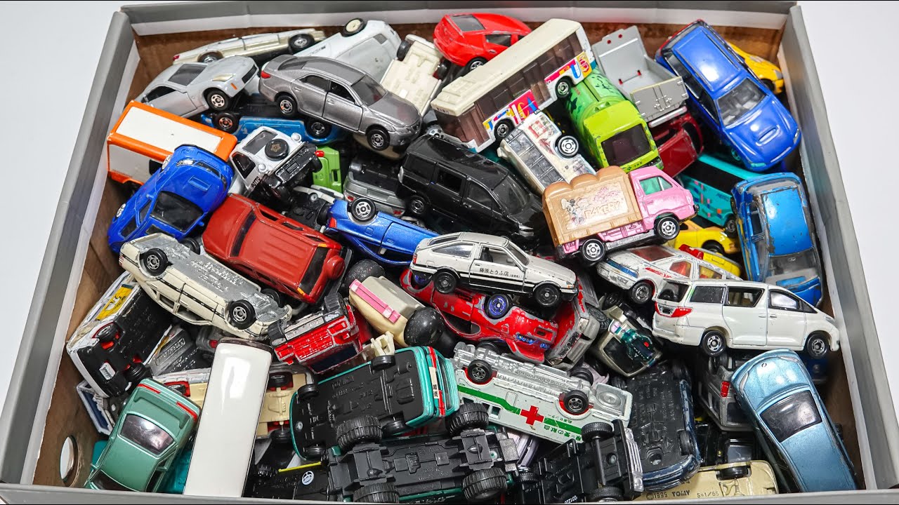 使い込んだタカラトミーのトミカやホットウィールを見る。