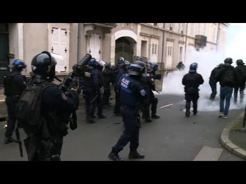 Vidéo: Garde Grecque Face à Des Gaz Lacrymogènes 