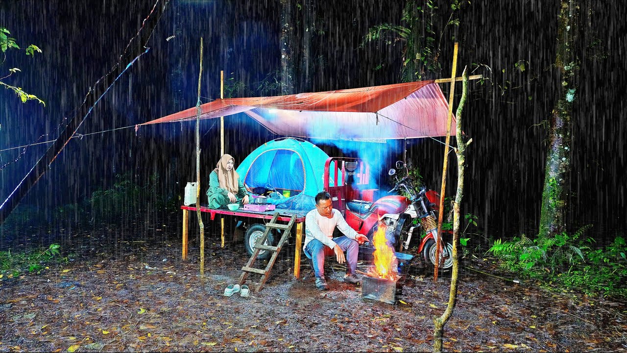 CAMPING DI TENGAH HUJAN LEBAT BERJUANG MENDIRIKAN TENDA DI ATAS MOTOR RODA TIGA - ASMR RAIN