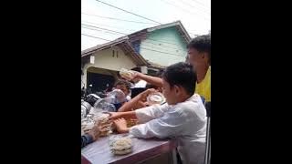 rebutan makanan ketika usai shalat jumat
