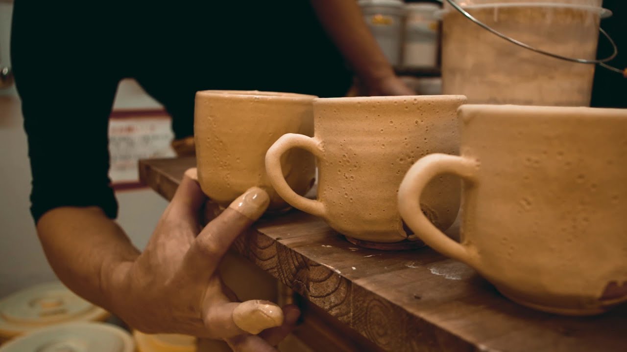 Enjoy looking at pottery] Handmade mugs in a Japanese pottery