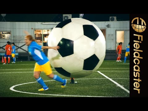 丸山桂里奈が直径160cmのサッカーボールに弾き飛ばされる