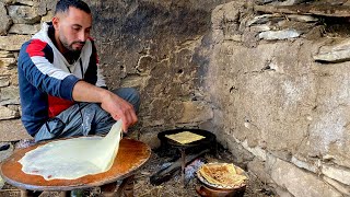 من عدات سكان الريف في يوم ممطر وعاصف نطهو المحاجب على نار الحطب تقينا البرد القارص