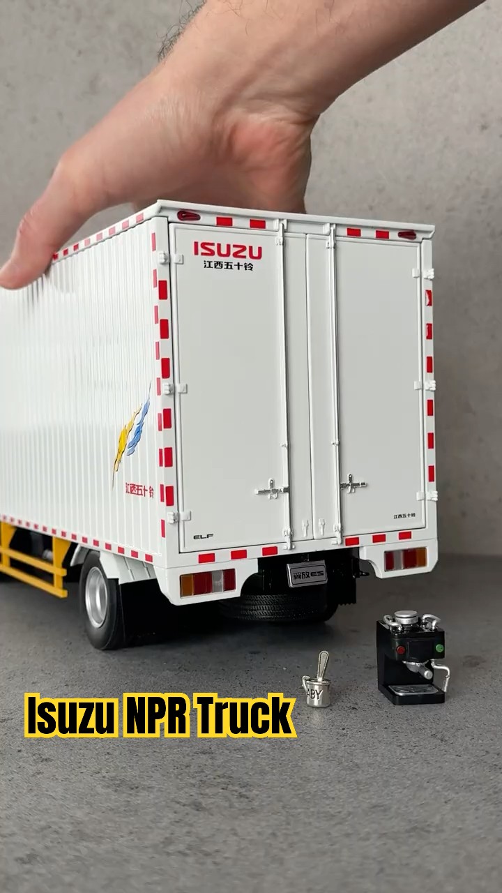 Boxes inside Isuzu NPR 1:18 scale - YouTube