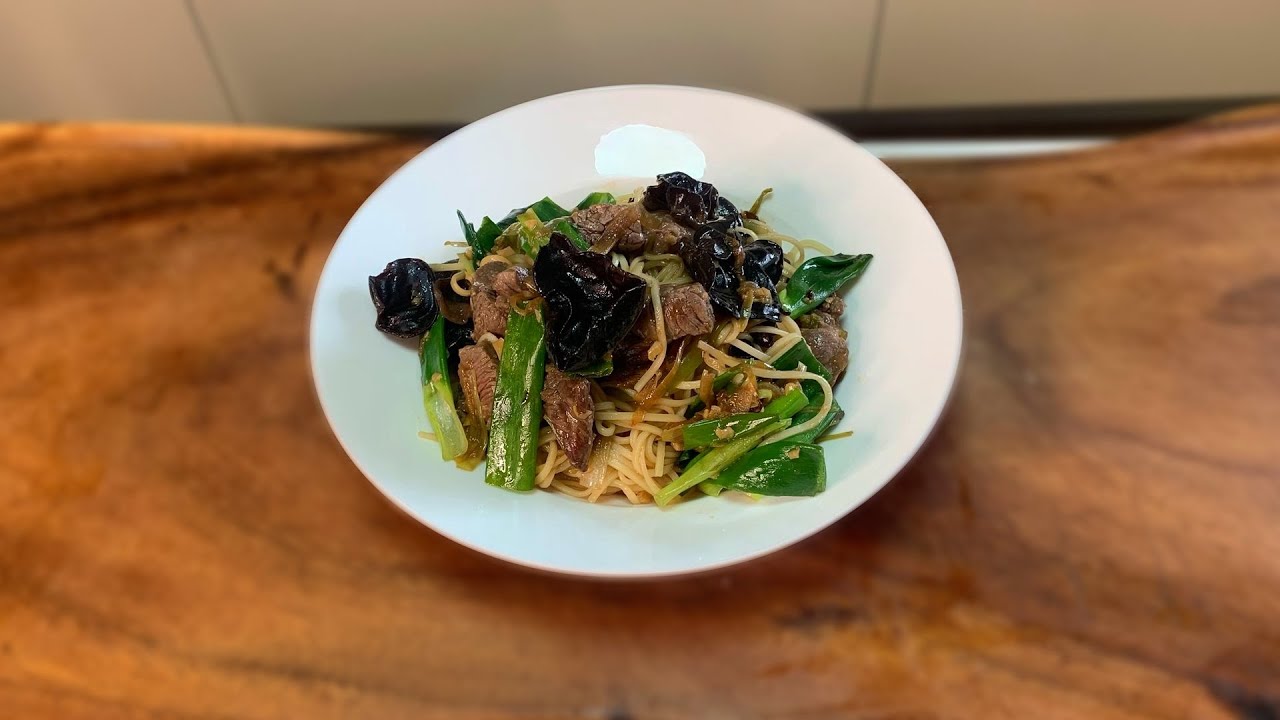 מוקפץ נודלס עם סינטה פטריות אוזן היער ובצל ירוק - קל פשוט וטעים