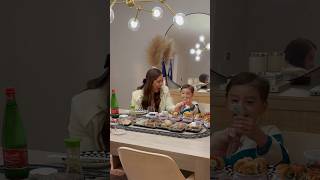 Stefano probando el Sushi por primera vez #minivlog #vlogdeldia #maternidad