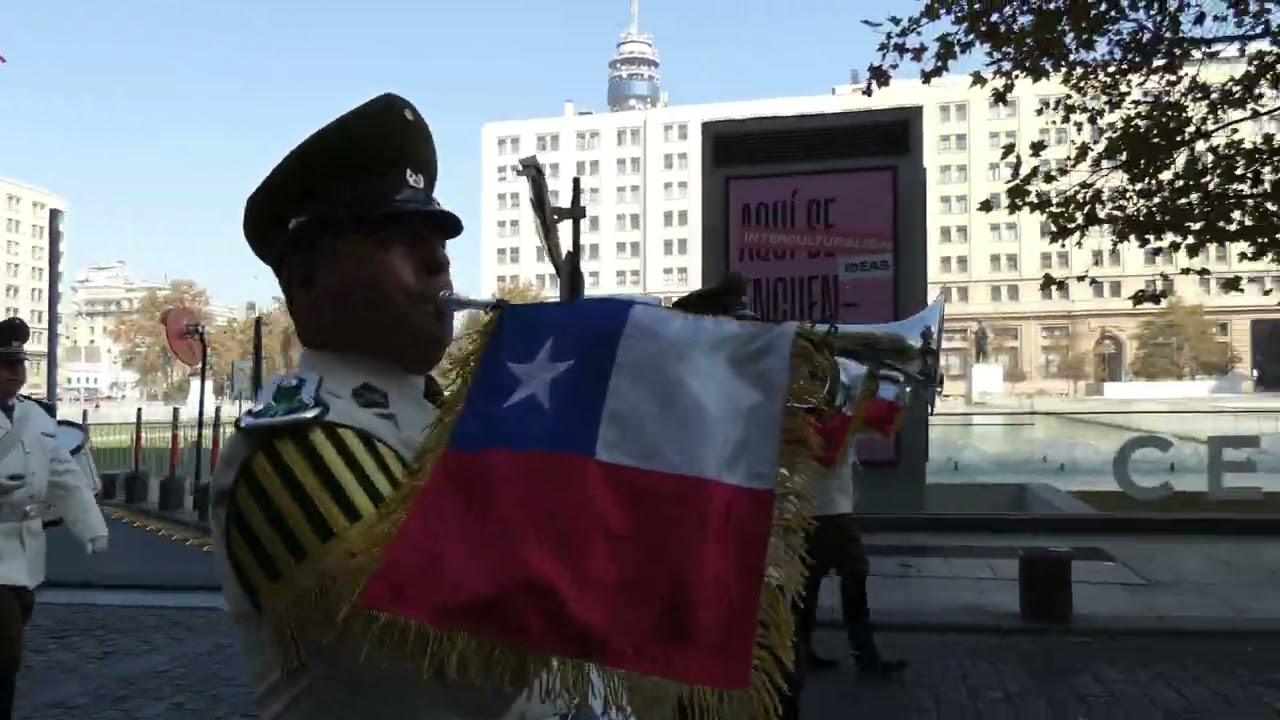 Orfeón Nacional de Carabineros - Relevo de Guardia - pasacalle rumbo al palacio de la Moneda