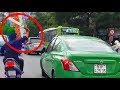 MAN WITH MACHETE rides in the street smashing random car mirrors !