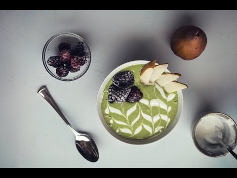 kale-mango-superfood-smoothie-bowl-|-slenderberry