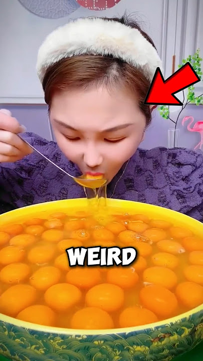 RAW EGG Looks Under The Microscope!😲
