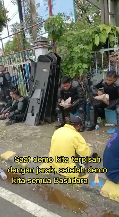 viral momen brimob makan bersama dengan orang Papua saat demo berakhir#brimob #viral #demo #polisi
