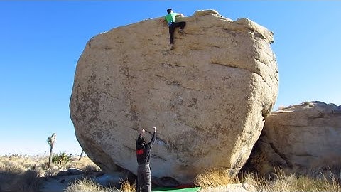 Joshua Tree Bouldering: Slashface (V3)