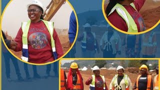 WANAWAKE WAZIDI KUCHANJA MBUGA UJENZI WA BARABARA MKOANI SONGWE 