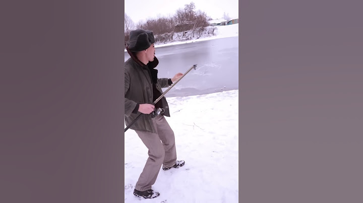 Батя на зимней рыбалке . Первый лёд .