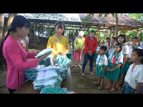 Video Trao Tặng 50 Bộ Đồng Phúc cho Học Sinh nghèo khó khăn... - YouTube