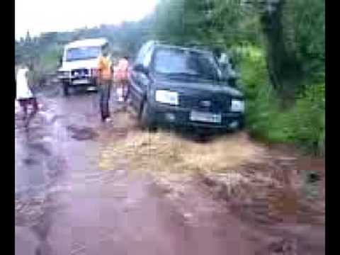 nuthin beats dis.....TATA safari stuck on an abandoned road!!!!!