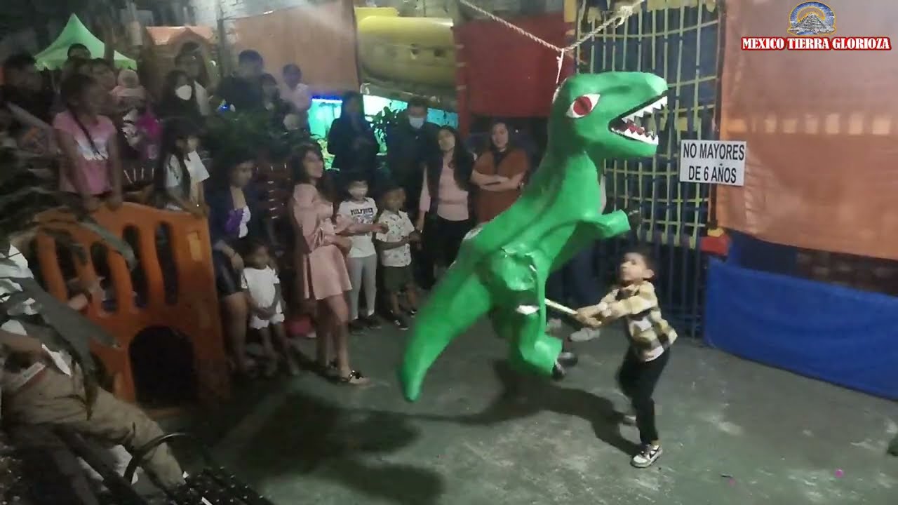 ROMPIENDO LA #PIÑATA EN FAMILIA #CUMPLEAÑOS  #DINOSAURIO