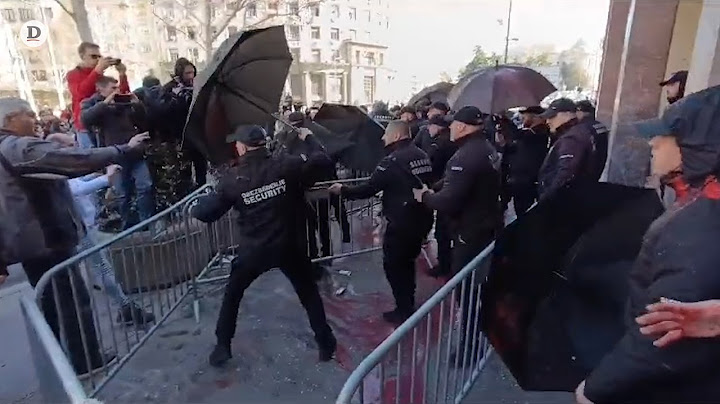 Sukob građana i opozicije sa policijom ispred Skupštine grada: Privatno obezbeđenje TUKLO GRAĐANE