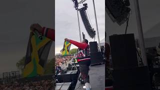 Sean Kingston calls fan onstage to showcase Jamaican flag 🇯🇲 #seankingston #music #Jamaica #fypシ