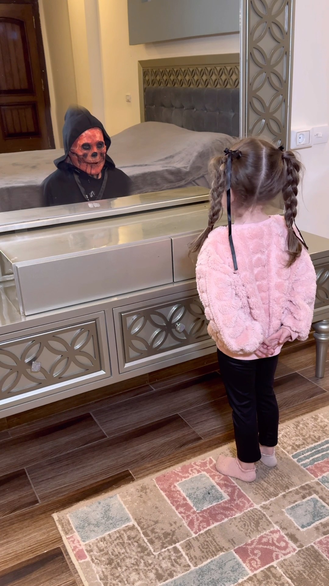ظهر لها جني على المراية بنص الليل