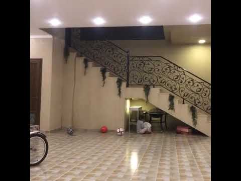 وقف الاسير مقيدا
