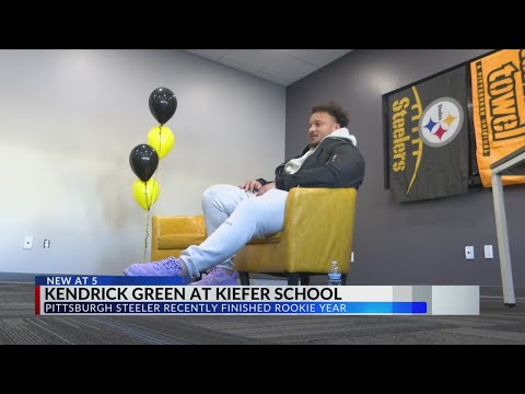 Peoria native and Pittsburgh Steelers lineman Kendrick Green visits Kiefer School