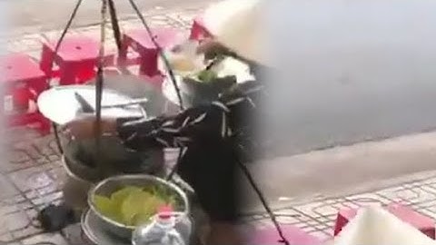 SANG CHẤN VỚI HÌNH ẢNH CÔ BÁN BÚN “TÁI CHẾ” LẠI NƯỚC DÙNG CÒN DƯ CỦA KHÁCH