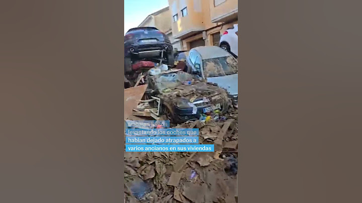 Vecinos de Alfafar en Valencia trabajan para rescatar a ancianos atrapados en sus viviendas #shorts